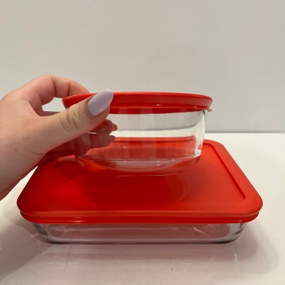 Pyrex 3 cup rectangular food storage and 2 cup circular food storage - Picture 3 of 6